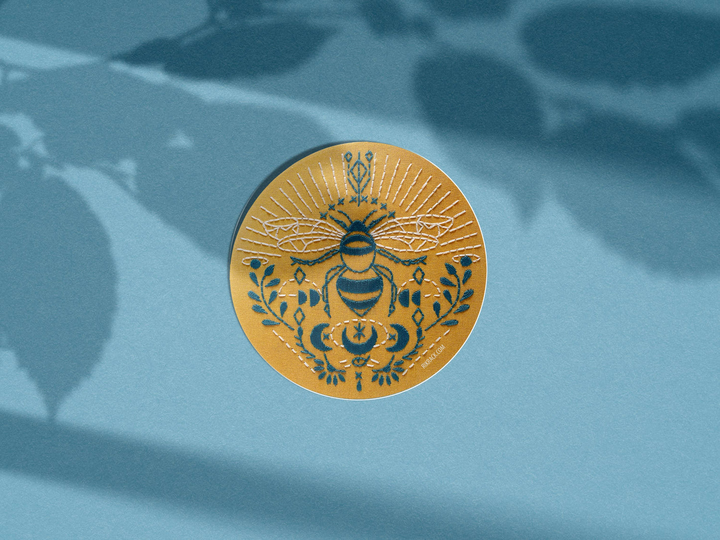 Bee 3" vinyl circle sticker