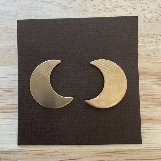 Gold number '3' on a black card against a wooden background