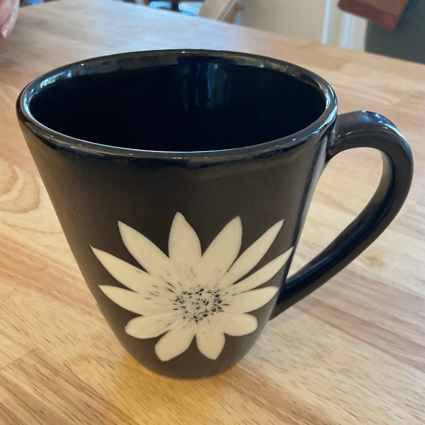 Black flower mug